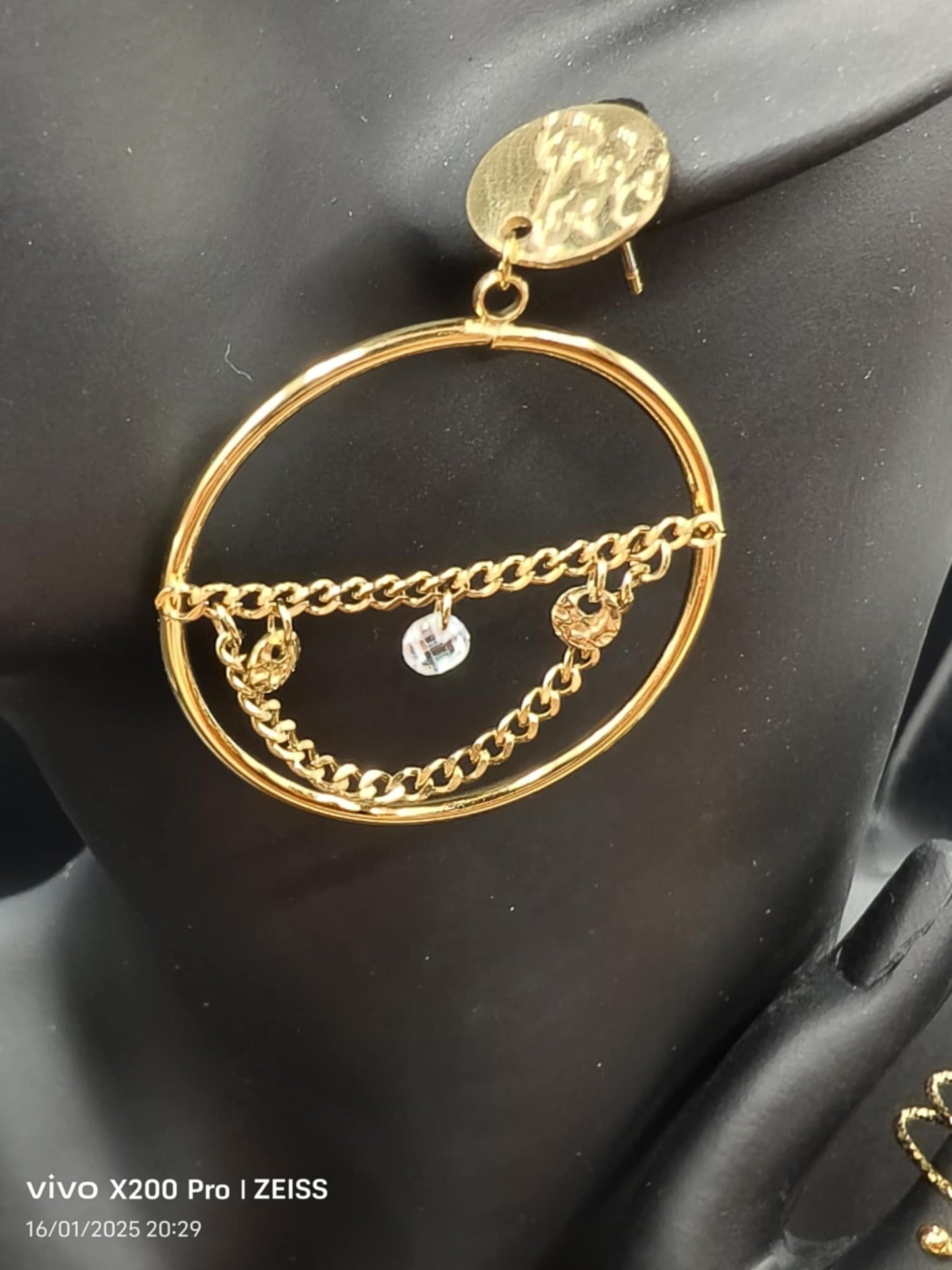 Boucles d'oreilles Dorées Cercle Avec Chaîne Au Centre Eclat Paris