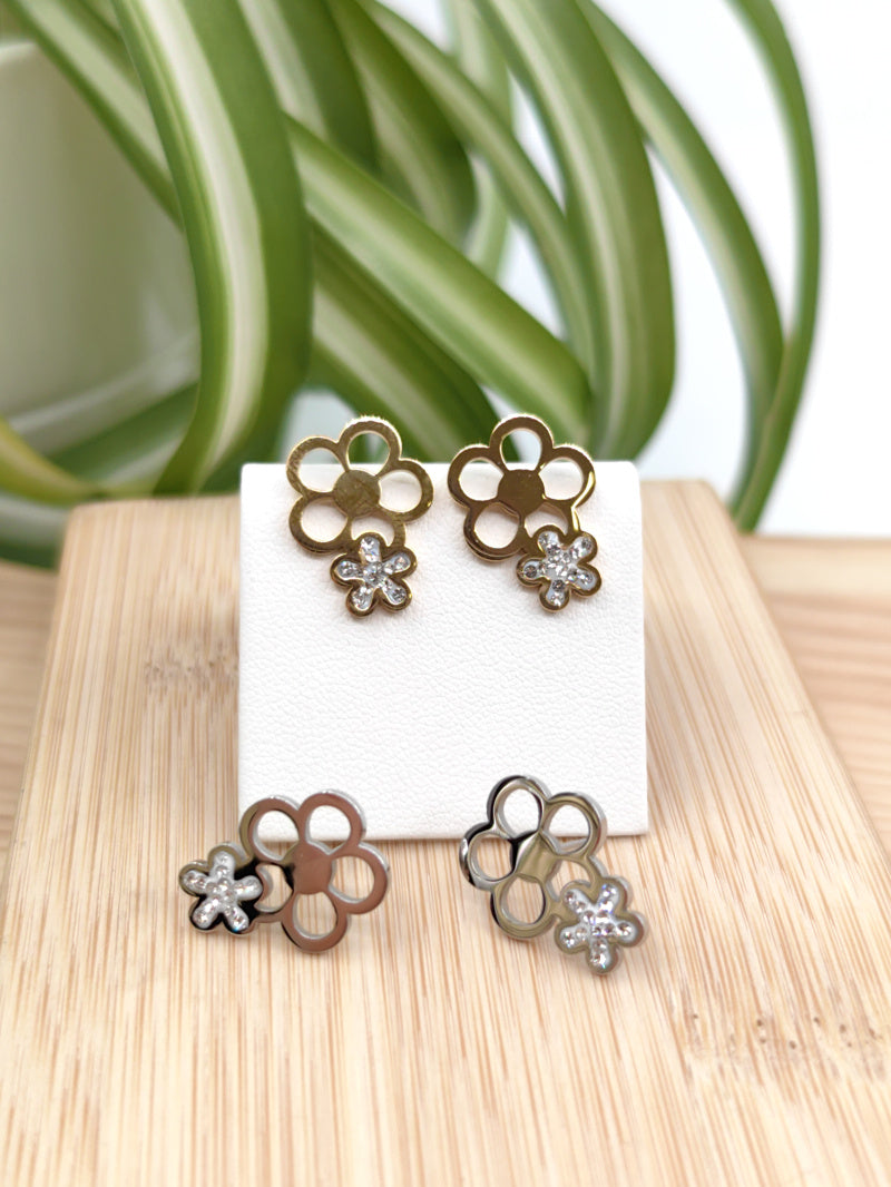 Boucle d'oreille doubles petites fleur avec strass en acier inoxydable Glam Chic