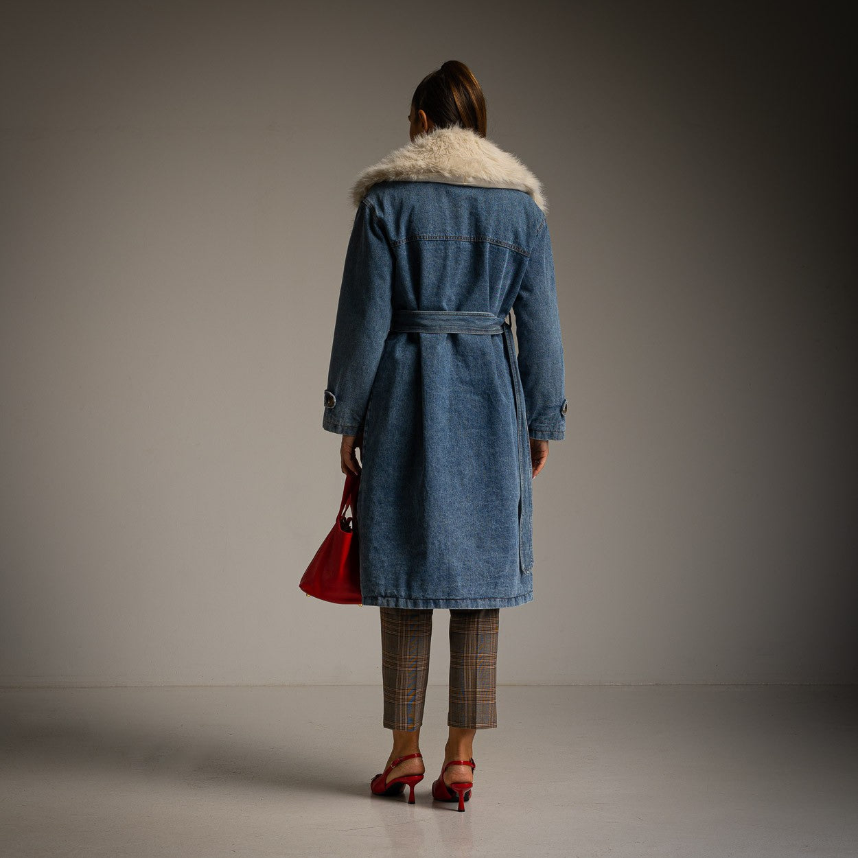 MANTEAU EN JEAN MATELASSÉ AVEC COL EN FOURRURE AMOVIBLE