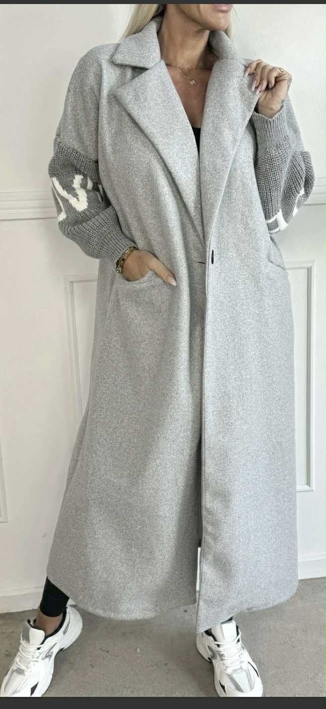 Manteau long avec manches tricotés et détails LOVE