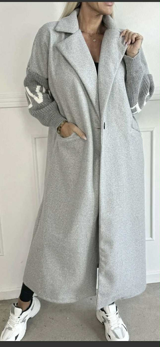 Manteau long avec manches tricotés et détails LOVE