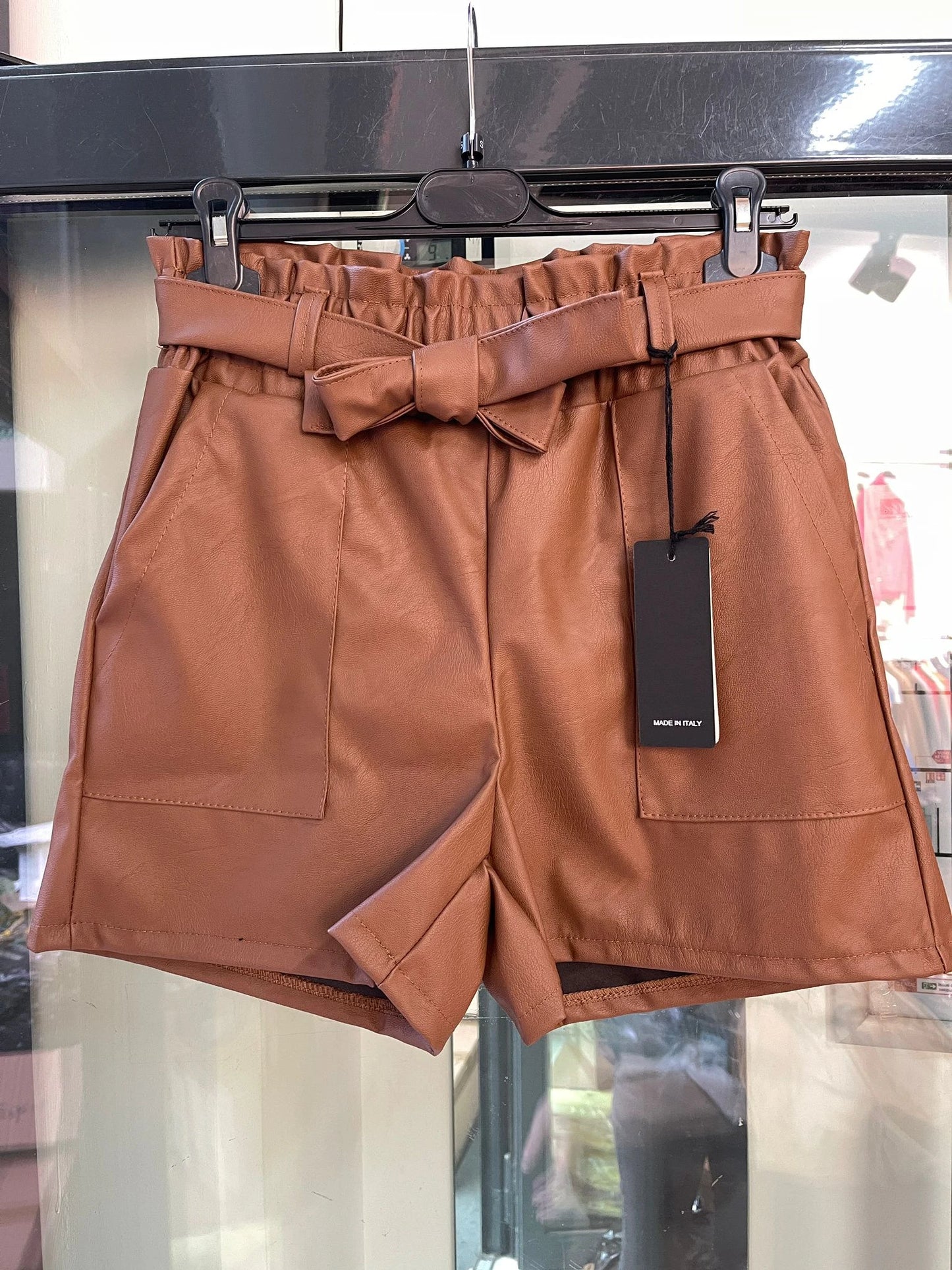 Jolifly - short élastine simili cuir, ceinture et Bijoux