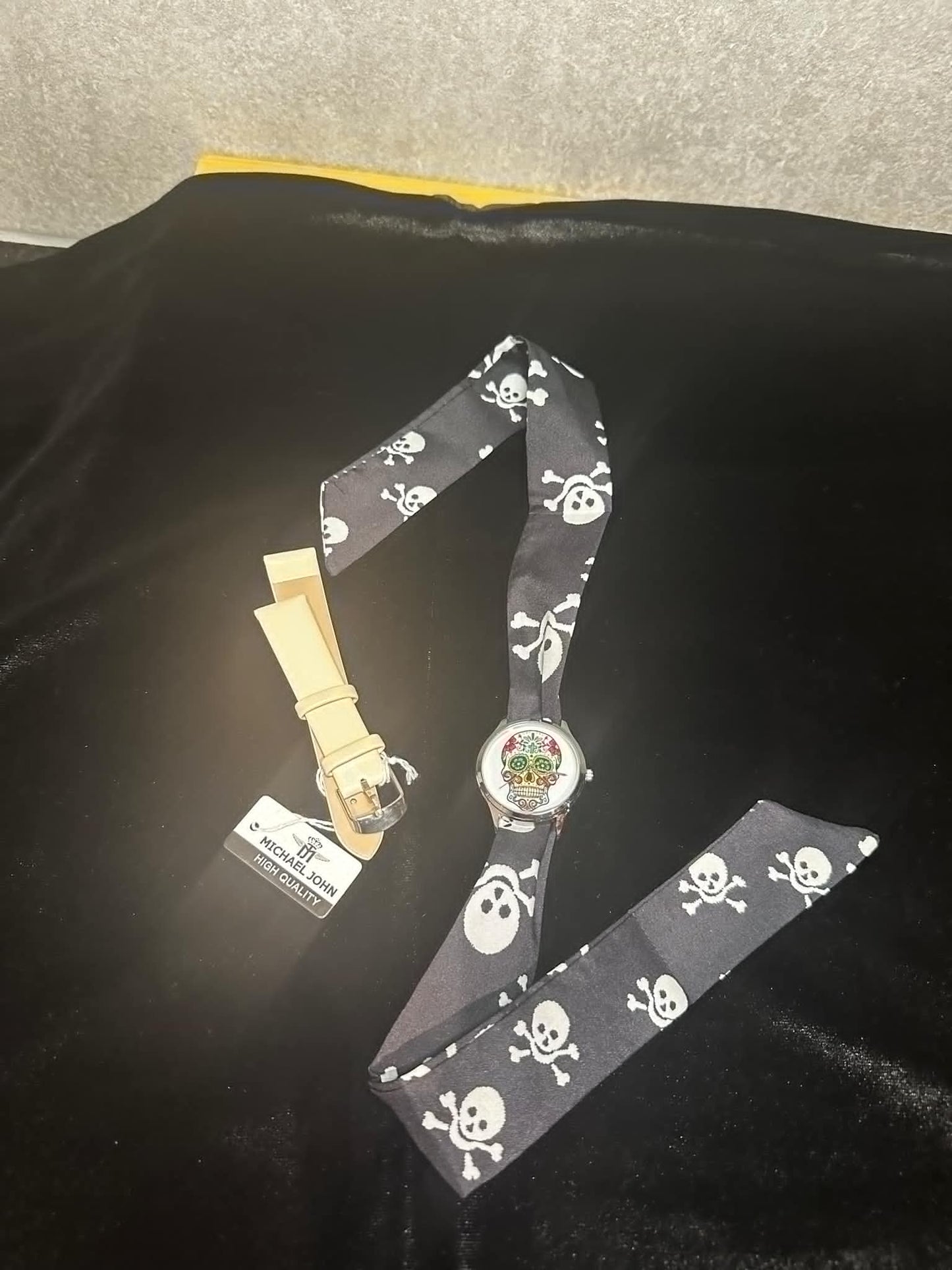 Montre foulard noir  Michael John Montres rond tête de mort